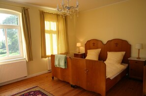 7 Schlafzimmer, Reisekinderbett, WLAN, Bettwäsche