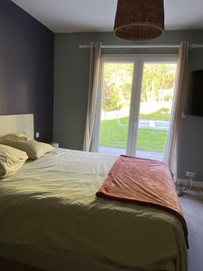 4 bedrooms, desk, iron/ironing board, WiFi