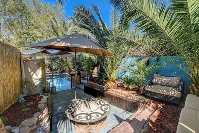 Best in Vegas!7 Bedroom/12 beds -Sauna, Jacuzzi, Tropical, Golf, CLOSE TO STRIP!