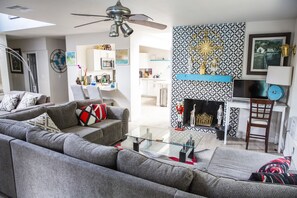 Smart TV, chimenea, futbolito y tenis de mesa 