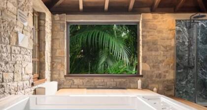 Best in Vegas!7 Bedroom/12 beds -Sauna, Jacuzzi, Tropical, Golf, CLOSE TO STRIP!