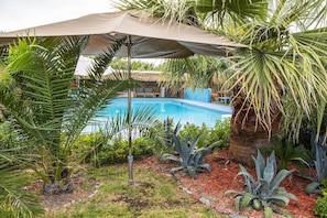 Una piscina al aire libre