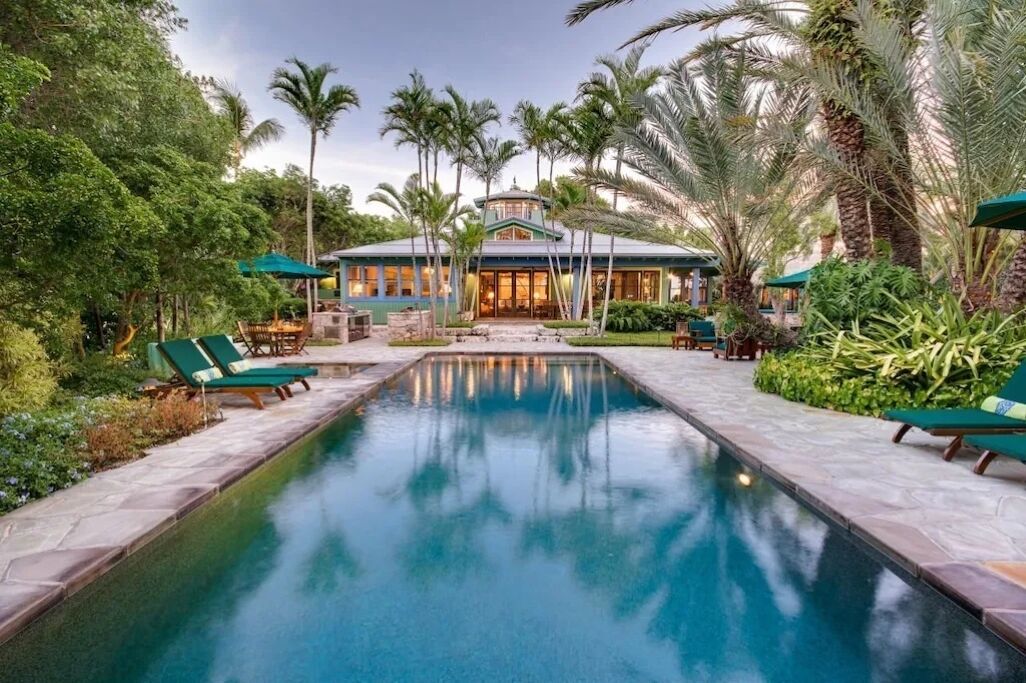 Best in Vegas! 7 bed/4bath 13 beds - CLOSE TO STRIP AND DOWNTOWN!