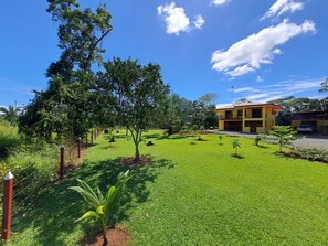 Property grounds - Entire 2nd Floor, 3 Bedrooms for up to 12! (Quepos)