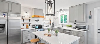 Bring the Family and Pets! 3BR Near Beaches Dining & Shops with a Fenced Yard!