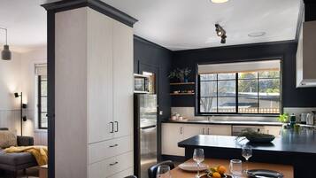 Kylskåp, ugn, spishäll och kaffe- och tebryggare