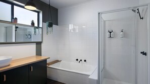 Badekar, hårføner og håndklær
