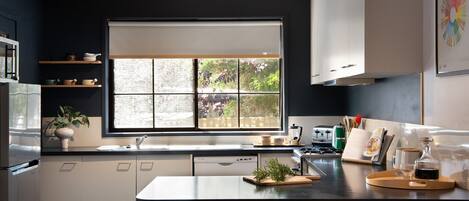 Fridge, oven, stovetop, coffee/tea maker