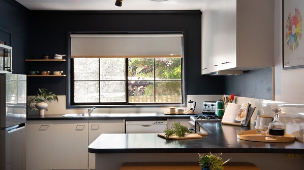 Fridge, oven, stovetop, coffee/tea maker - The Bach- 3 Bedrooms, dog freindly with loverly bush views (Hepburn)