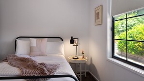 3 bedrooms, free WiFi, bed sheets - The Bach- 3 Bedrooms, dog freindly with loverly bush views (Hepburn)