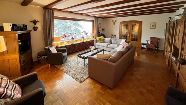 A cozy living room with a wooden ceiling, a sofa set, a coffee table, and a fireplace. - Villa close to Winterberg and Willingen (Bruchhausen)