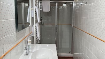 Apartamento Deluxe | Baño | Ducha, secador de pelo, toallas y jabón