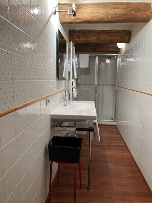 Dusche, Haartrockner, Handtücher, Seife