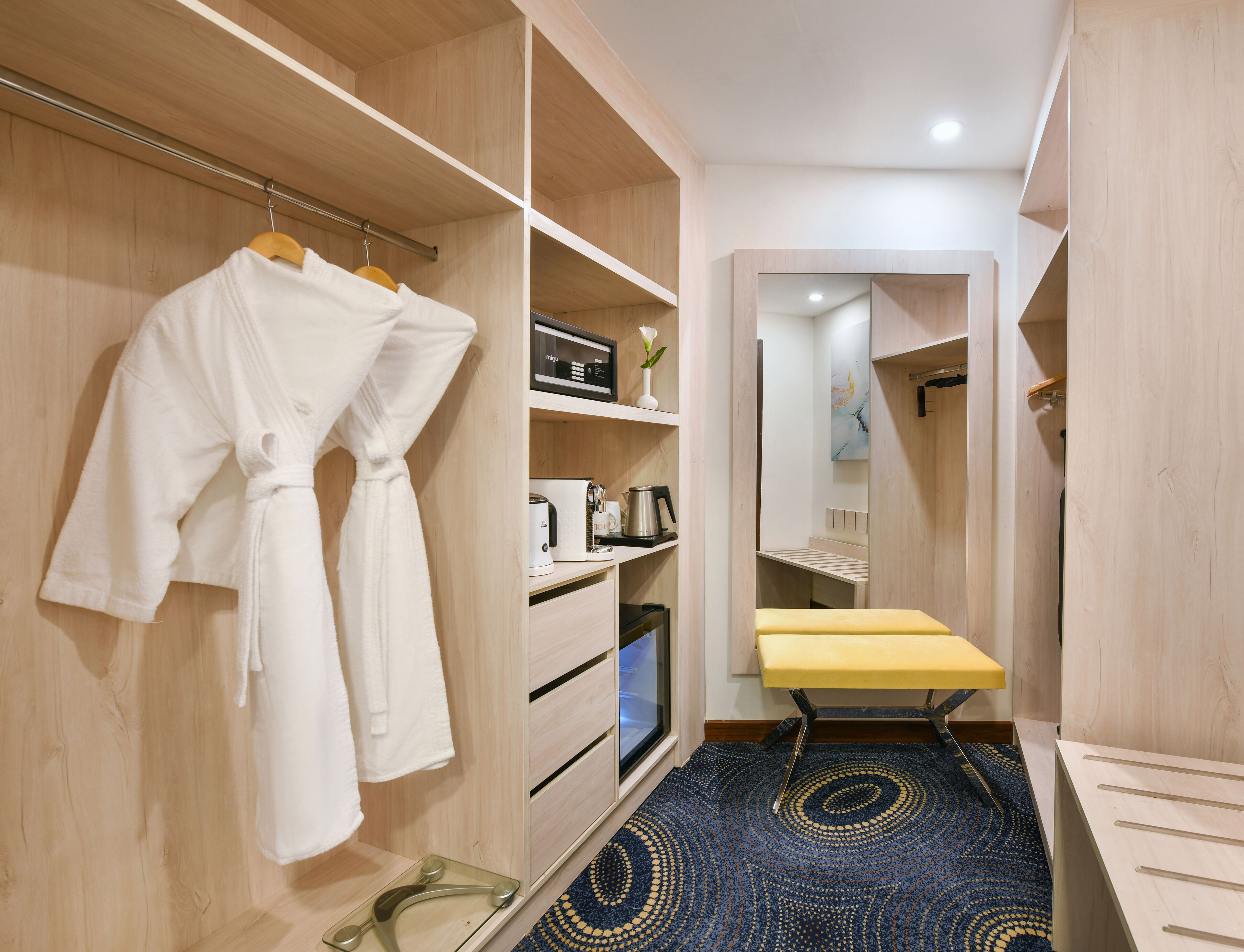 junior studio suite | minibar, in-room safe, blackout curtains, iron/ironing board