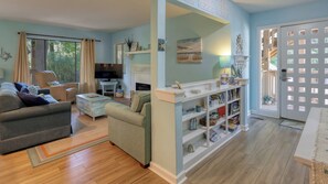 Una Smart TV, una chimenea, libros