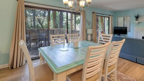 Una Smart TV, una chimenea, libros