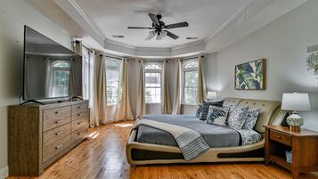 7 habitaciones, escritorio y tabla de planchar con plancha