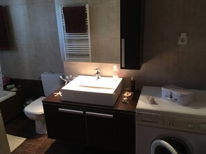 Suihku, hiustenkuivaaja, pyyhkeet, saippua