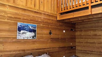 5 slaapkamers, een strijkplank/strijkijzer, reisbedje, wifi