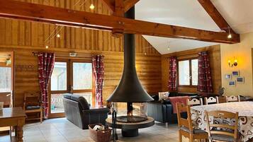 Télévision, cheminée, livres