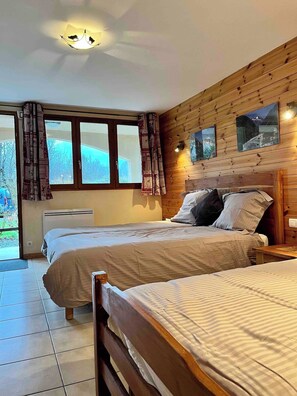 5 slaapkamers, een strijkplank/strijkijzer, reisbedje, wifi