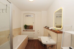 Dusche, Haartrockner, Handtücher, Seife