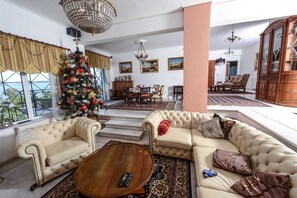 تلفزيون، مدفأة، ألعاب فيديو، كرة قدم الطاولة