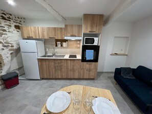 Kühlschrank, Ofen, Herdplatte, Wasserkocher