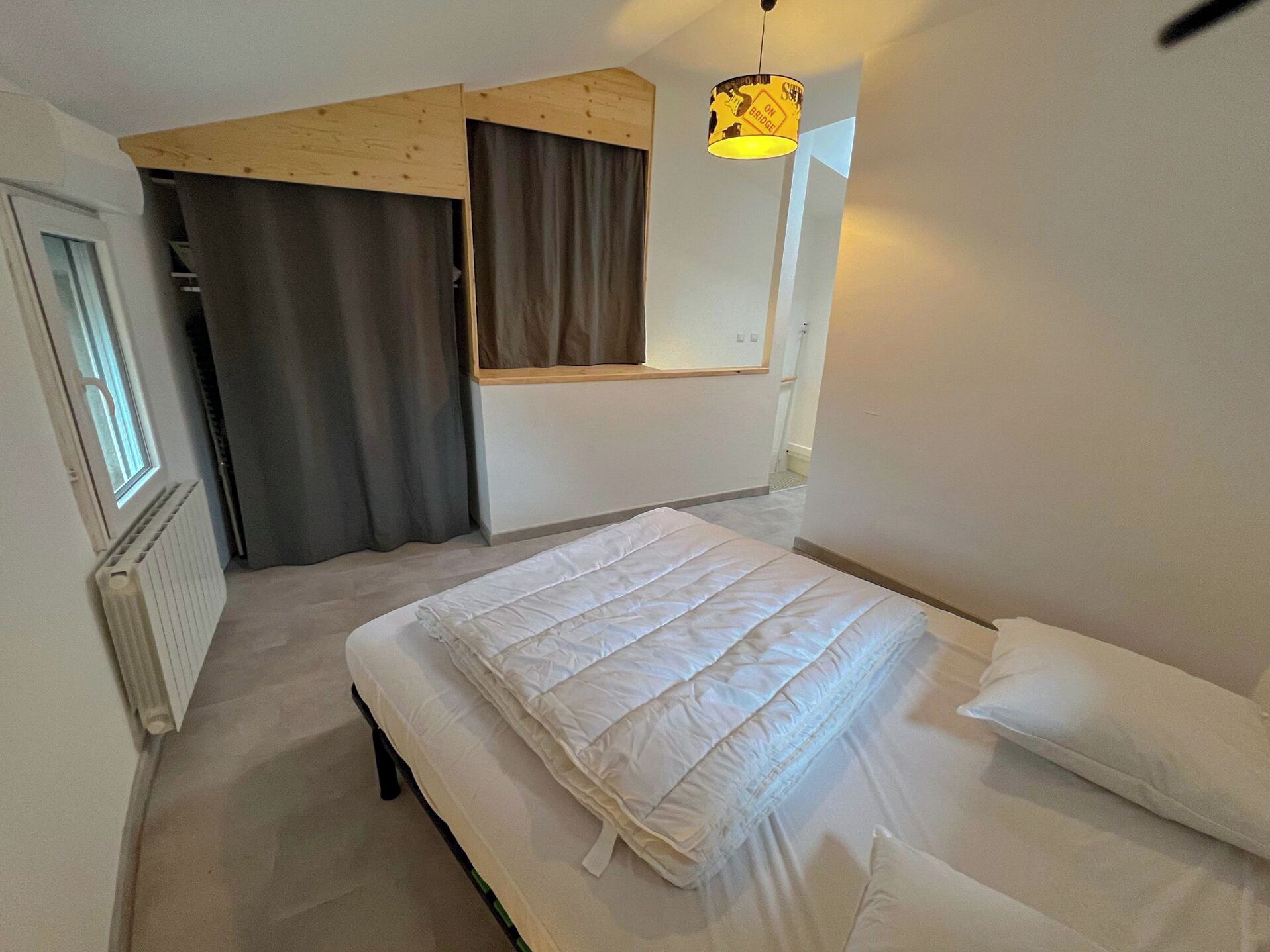 1 chambre, bureau, fer et planche à repasser, draps fournis