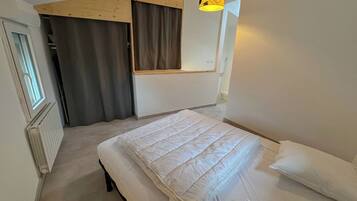 1 chambre, bureau, fer et planche Ă repasser, draps fournis
