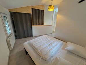 1 Schlafzimmer, Schreibtisch, Bügeleisen/Bügelbrett, Bettwäsche