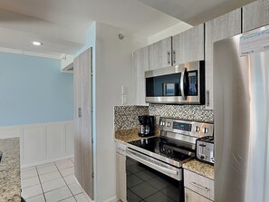 Refrigerador, microondas, horno y parrilla de estufa 