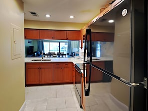 冰箱、微波炉、烤箱、炉灶