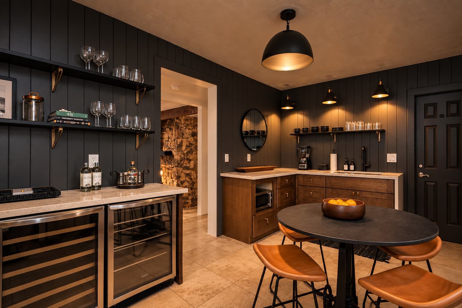 Une cuisine moderne avec un lambris en bois foncé, un îlot central et un coin repas comprenant une table ronde et des chaises.