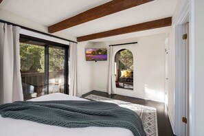 4 bedrooms, desk, iron/ironing board, travel crib