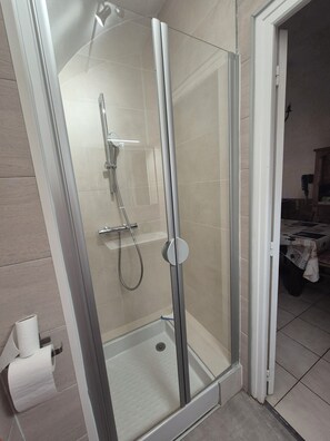 Douche, sèche-cheveux, serviettes fournies