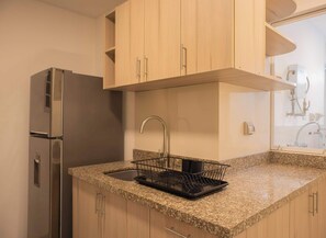 Kjøleskap, mikrobølgeovn, ovn og kokeplater