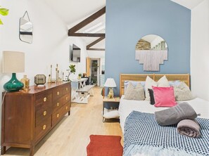 1 bedroom, desk, iron/ironing board, Internet - Stylish Central Studio with Parking (Falmouth)