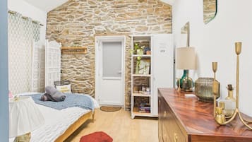 1 habitación, escritorio, tabla de planchar con plancha y internet