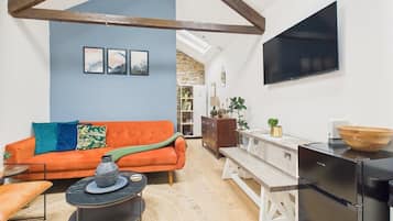 Een televisie en boeken