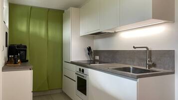 Kühlschrank, Mikrowelle, Herdplatte, Geschirrspüler