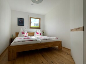 2 habitaciones, tabla de planchar con plancha y cuna de viaje 