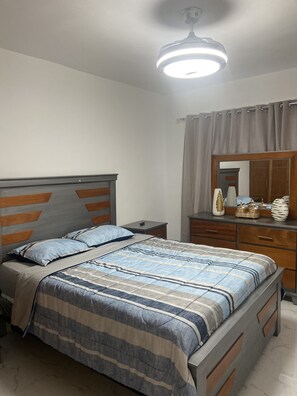 2 slaapkamers, een strijkplank/strijkijzer, gratis wifi, beddengoed
