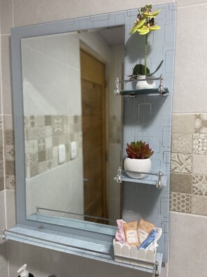 Een douche, handdoeken, zeep, shampoo
