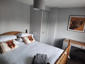 2 bedrooms, desk, WiFi