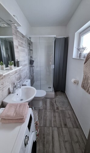 Doccia, asciugacapelli, asciugamani, sapone