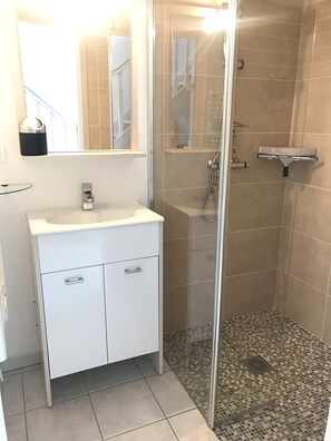Dusche, Haartrockner, Handtücher, Seife