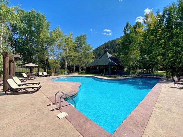 حمّام سباحة مُدفَّأ