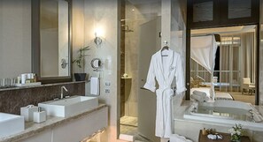 Dusche, Whirlpool, Haartrockner, Handtücher