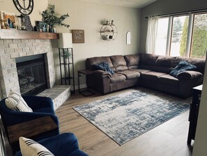 Téléviseur connecté, foyer, lecteur de DVD, livres